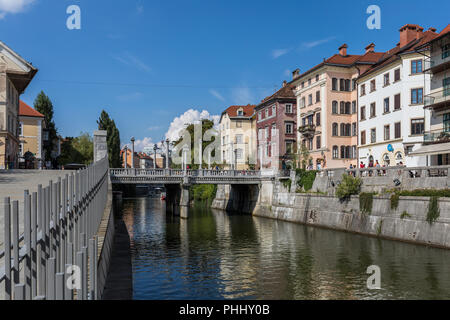 Cobblers "Brücke oder Brücke der Schuhmacher", gebaut von den Architekten Jože Plečnik, überqueren den Fluss Ljubljanica, Ljubljana, Slowenien Stockfoto