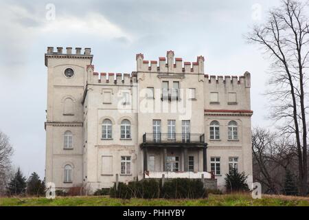 Fassade des alten Schlosses in Sady Dolne, Polen Stockfoto