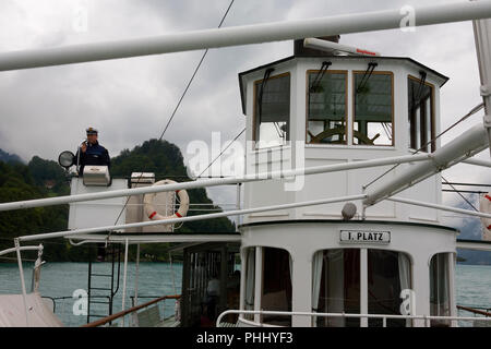 Der Skipper der PS-Lötschberg (1914 durch Escher-Wyss, Zürich gebaut) Piloten das Schiff in das Dock in Iseltwald am Brienzersee, Schweiz Stockfoto