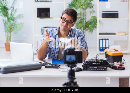 Vlogger Recording Computer Reparatur auf Kamera für Vlog Blog Stockfoto