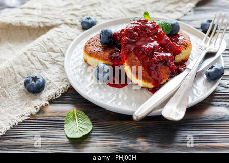 Käse Pfannkuchen und Blaubeeren in weiße Platte. Stockfoto