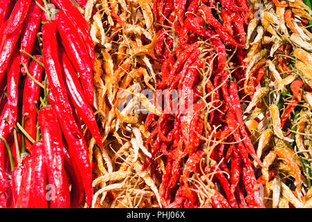 Rot und Grün hot Chilly Peppers Stockfoto