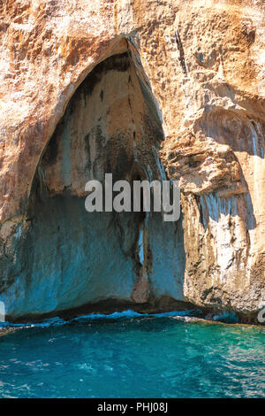 Großen Meereshöhle an der Mittelmeerküste Stockfoto