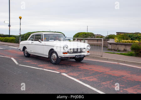 1968 60s White Peugeot 404 Benziner 1600cc Limousine in Morecambe, Großbritannien Stockfoto