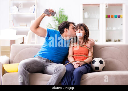 Mann binden bis seine Frau zur sportschau Fußball Stockfoto