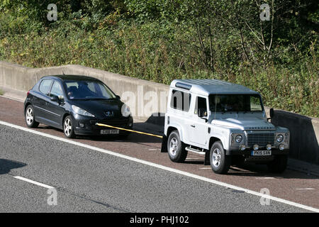 Silber Land Rover Defender 90 S TD, Specialist, sammelbaren Zukunft Klassiker auf die M6 an der Lancaster, Großbritannien Stockfoto