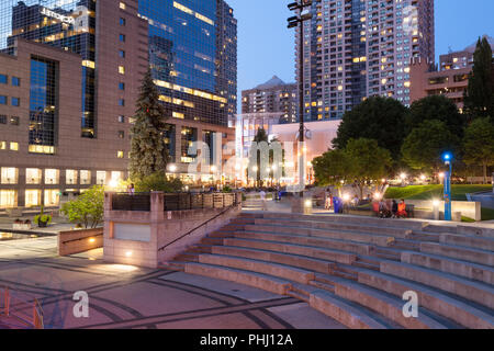 Konkrete Sitzplätze an Mel Lastman Square in Richtung Yonge Street in der Abenddämmerung. North York, Toronto, Ontario, Kanada. Stockfoto