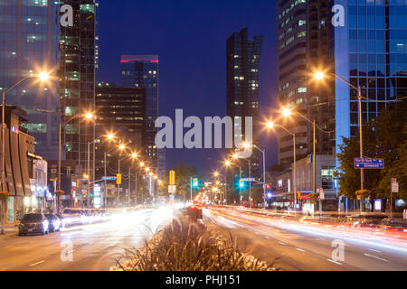 Der Yonge Street nach Süden in der Abenddämmerung. North York, Toronto, Ontario, Kanada. Stockfoto