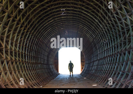 Die Silhouette eines Mannes, der am Ende des Tunnels Stockfoto
