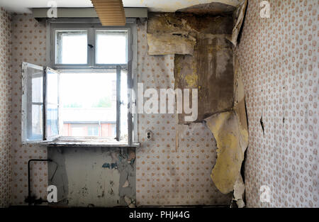 Das ehemalige Büro in einem verlassenen Bürogebäude in Magdeburg. Stockfoto