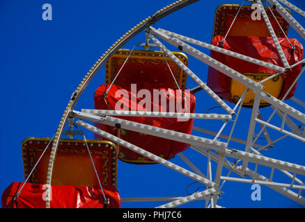 Riesenrad in der tiefen blauen Himmel Stockfoto