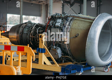 Jet Flugzeug Turbine auf Instandsetzung im Hangar, Flugzeug Motor ohne Abdeckungen auf Wartung, niemand. Air Transportation Safety Konzept Stockfoto