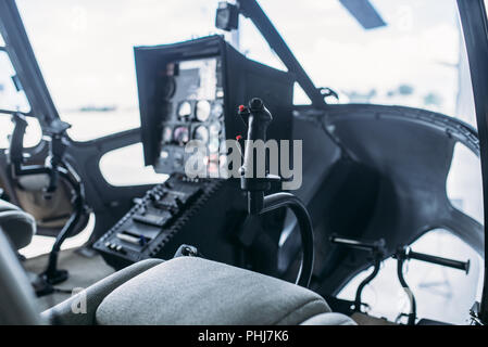 Innen Hubschrauber Kabine, Systemsteuerung, Seitenansicht von geöffneten Tür, niemand. Dashboard im Cockpit von kleinen Copter Stockfoto