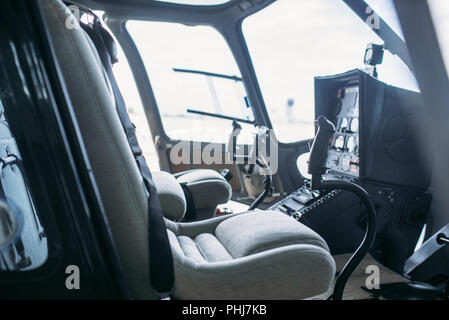 Innen Hubschrauber Kabine, Systemsteuerung, Seitenansicht von geöffneten Tür, niemand. Dashboard im Cockpit von kleinen Copter Stockfoto