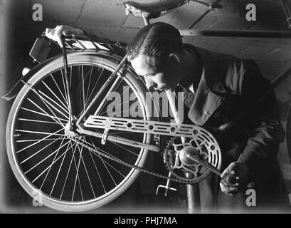 1940 Mann mit Fahrrad. Die schwedische Athlet und olympischen Radfahrer Meister Ingvar Eriksson in seinem eigenen Fahrrad Shop, wo er verkauft und repariert Fahrräder. Weltkrieg hat Benzin und Öl teuer und Rationiert. Fahrräder wurde schnell die häufigsten Transportmittel. 2. Juni 1940. Foto Kristoffersson 150-8 Stockfoto