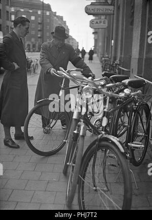 1940 s Fahrrad Shop. Die schwedische Athlet und olympischen Radfahrer Meister Ingvar Eriksson, außerhalb der eigenen Fahrrad Shop, wo er verkauft und repariert Fahrräder. Weltkrieg hat Benzin und Öl teuer und Rationiert. Fahrräder wurde schnell die häufigsten Transportmittel. Das neue Gesetz der zwei Wochen Urlaub steigert die Verkäufe von Fahrrädern. 2. Juni 1940. Foto Kristoffersson 150-11 Stockfoto