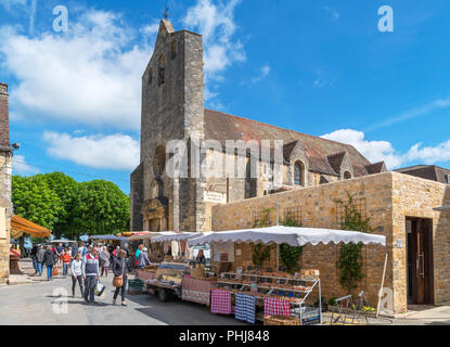 Verkaufsstände in Place de la Halle in Richtung L'Eglise Notre-Dame-de-l'Assomptione, historische Altstadt von Domme, Dordogne, Frankreich Stockfoto