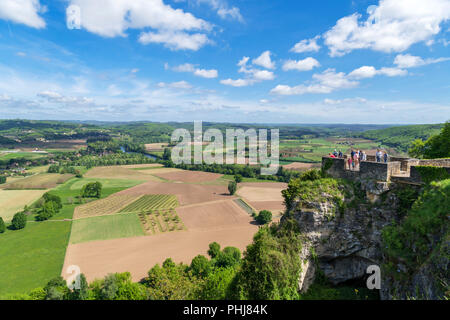 Blick über das Tal der Dordogne von den Mauern der Altstadt von Domme, Dordogne, Frankreich Stockfoto