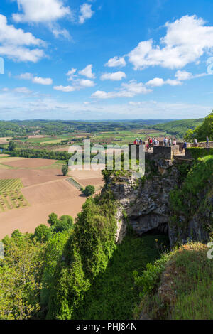 Blick über das Tal der Dordogne von den Mauern der Altstadt von Domme, Dordogne, Frankreich Stockfoto