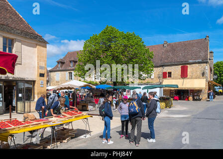 Touristische auf dem Markt von Place de la Halle, Historische Altstadt von Domme, Dordogne, Frankreich Stockfoto