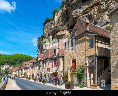 Main Street (D703) entlang dem Fluss Dordogne in La Roque Gageac, Dordogne, Frankreich Stockfoto