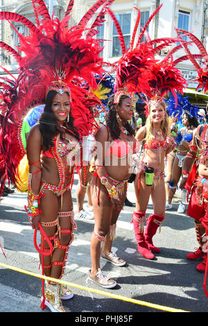 Das Foto wurde von Tänzern in der Notting Hill Carnival in London am 28/08/17. Das Wetter war sonnig und die Atmosphäre war freundlich. Stockfoto