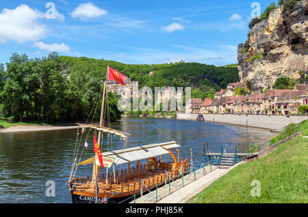 Exkursion Boot auf dem Fluss Dordogne in La Roque Gageac, Dordogne, Frankreich Stockfoto