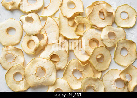 Apfel Obst dehydriert Chips auf Weiß als Hintergrund, gesunden veganen Snack. Stockfoto