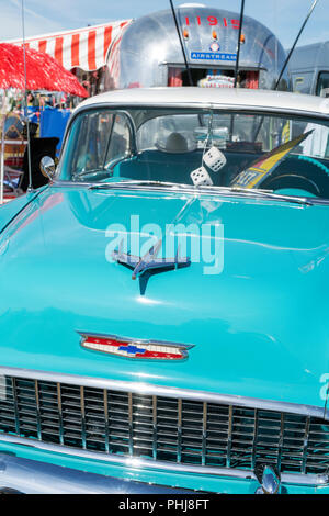 1955 Chevrolet Belair und ein airstream Wohnwagen und in einem Vintage Retro Festival. UK. Stockfoto