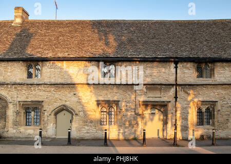 Armenhäuser am späten Nachmittag Sonne. Burford, Cotswolds, Oxfordshire, England Stockfoto