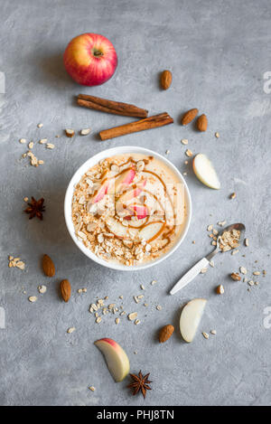 Apple Pie Smoothie Schüssel. Frühstück smoothie Schale mit Äpfeln, Zimt, Mandelmilch, Hafer Müsli und Gewürze, Ansicht von oben. Stockfoto