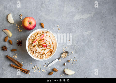 Apple Pie Smoothie Schüssel. Frühstück smoothie Schale mit Äpfeln, Zimt, Mandelmilch, Hafer Müsli und Gewürze, Ansicht von oben. Stockfoto