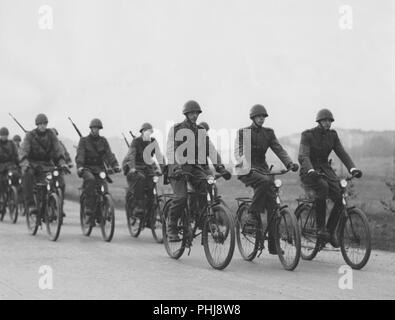 1940 Soldaten. Die schwedische Armee während des Zweiten Weltkriegs mobilisiert Soldaten trainieren vor einer militärischen Parade und die Bildung der Radfahrer muss perfekt sein. Schweden 1940 Stockfoto