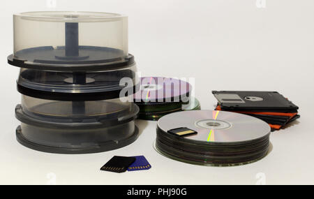 Datenspeicher still-Leben: Disketten, Stapel von Cds und leeren Tube" Kuchen Boxen" mit transparenten Abdeckungen, Flash Memory Cards Stockfoto