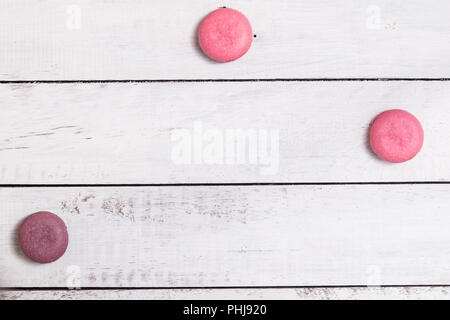 Gruppe der Macarons aus Erdbeeren, Sahne, Schokolade und Heidelbeeren. Rustikale Foto. Makro. Stockfoto