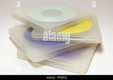 Transluzente Fälle mit Festplatten. Stapel von bunten MIDI-Discs in regelmäßigen Doppel Kunststoffkästen mit Sperren. closeup Stockfoto