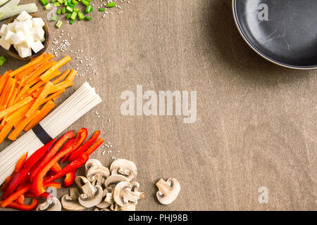 Vegetarische vegane asiatische Lebensmittel Zutaten für die Brj mit Tofu, Nudeln, Pilzen und Gemüse über Holz- Hintergrund mit Kopie Raum Aufsehen. Stockfoto