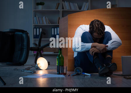 Betonte Geschäftsmann Überstunden bei Depressionen Stockfoto