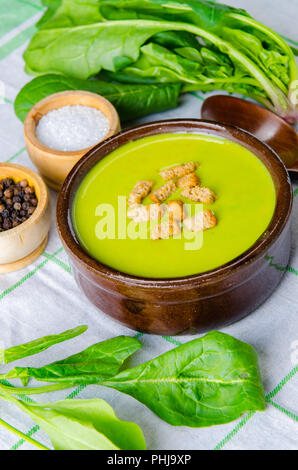 Spinat-Suppe serviert auf Holzbrett Stockfoto