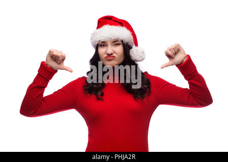 Brünette Mädchen mit Mütze mit Verärgerten Gesicht, negatives Vorzeichen zeigen Abneigung mit Daumen nach unten, Ablehnung Konzept, auf weißem Hintergrund. Stockfoto