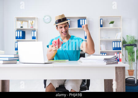 Geschäftsmann vorbereiten für Ferienhäuser im Büro Stockfoto