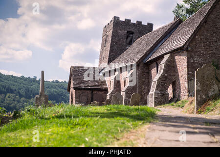 Die Kirche von St. Martin, Cwmyoy, Monmouthshire, Wales, berühmt für seine Extremen neigen, die durch einen Erdrutsch verursacht wurde Stockfoto