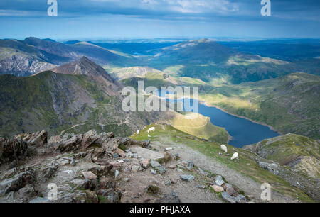 Blick vom Gipfel des Snowdon im Snowdonia National Park, Wales, Großbritannien Stockfoto