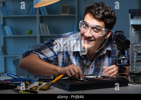 Computer Reparatur Konzept mit Mann Inspektion mit Stethoskop Stockfoto