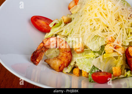 Köstliche Ceasar Salat mit gebratenen Garnelen Stockfoto