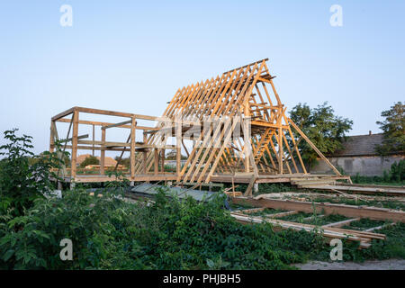 Holzrahmen Wohnhaus im Bau. Wohnungsneubau home Framing vor blauem Himmel bei Sonnenuntergang. Stockfoto