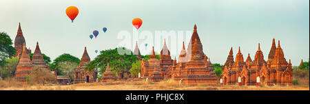 Ballons über Tempel in Bagan. Myanmar. Panorama Stockfoto