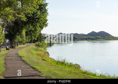 Park und Deich entlang des Missouri River, Ft Benton, MT, USA Stockfoto