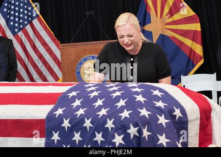 Meghan McCain, Tochter von Senator John McCain, weint, neben seiner Flagge Schatulle Verlegung in Zustand an der Arizona State Capitol August 29, 2018 in Phoenix, Arizona drapiert. Der ehemalige Senator bleibt im Staat in den USA Capitol Rotunde liegen vor der Bestattung am U.S. Naval Academy. Stockfoto