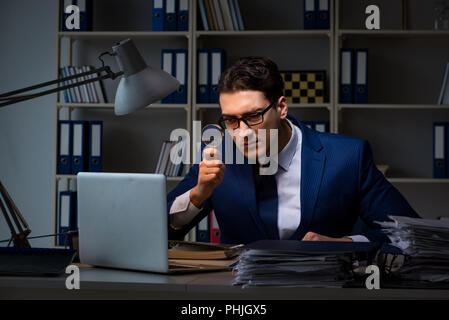 Prüfer auf der Suche nach Fehlern in Financial Reporting für Unternehmen Stockfoto